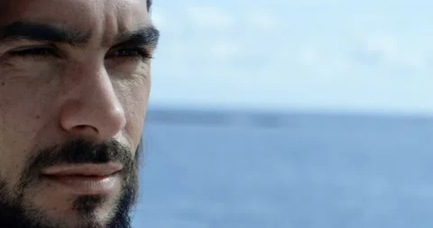Close-up of of a handsome man with a beard and long brown hair. We can see the s Vídeos de archivo 154693455