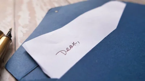 A close up of a handwritten dear note and an old fountain pen on blue folder. Vídeos de archivo 332579712