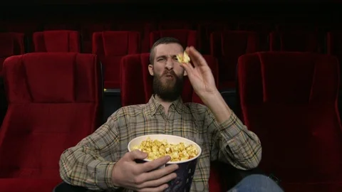 Close up, happy face of a man enjoying a movie at the movie theatre. Vídeos de archivo 88135313