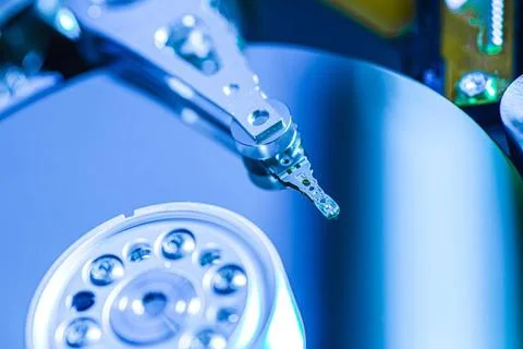  Close-up of a hard disk drive reading and writing data, showcasing the in... Stockfoto's