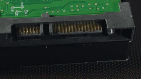 Close-up of hard drive microchips. New HDD hard disk studio shot. Vídeo Stock 143361345