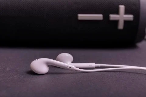 Close-up headphone stack on black background, modern speaker earbuds device a Foto stock