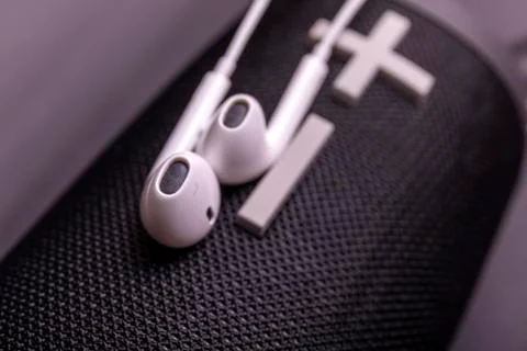 Close-up headphone stack on black background, modern speaker earbuds device a Foto stock