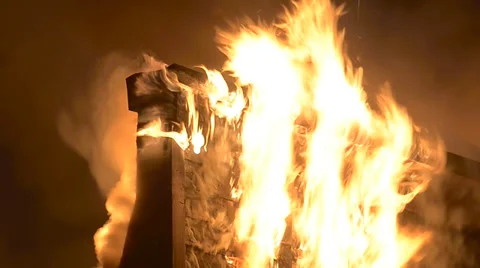 Close up of heavy fire engulfing building Vídeos de archivo 39501126