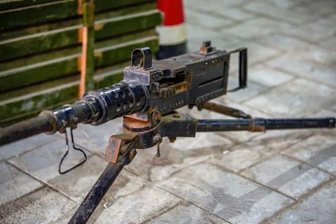 Close-up of heavy machine gun model in military summer camp Foto stock