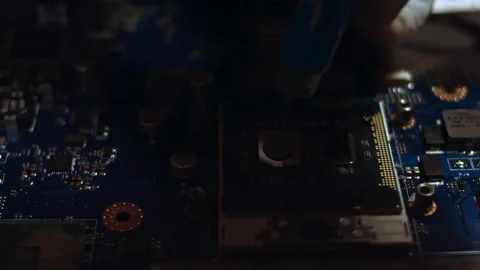 Close-up of hermal paste compound squeezing on processor of notebook. Thermal Vídeo Stock 143163469