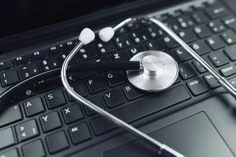 Close-up high angle view of stethoscope on laptop computer keyboard Stockfoto's
