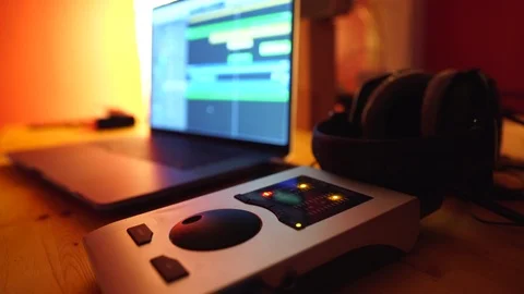 Close up of higher volume setting on wheel dial Vídeos de archivo 121338069