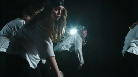 Close-up of a hip hop team dancing Видео 189844681