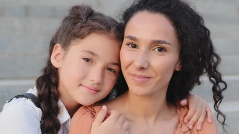 Close up hispanic family posing smiling outdoors. Portrait mother teacher mom Vídeos de archivo 158922654