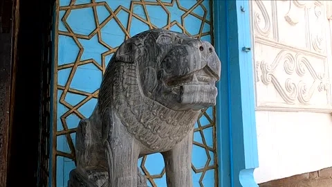 Close up of historic marble lion statue at Sitorai Mokhi-Khosa palace entrance Stock Footage 336023728