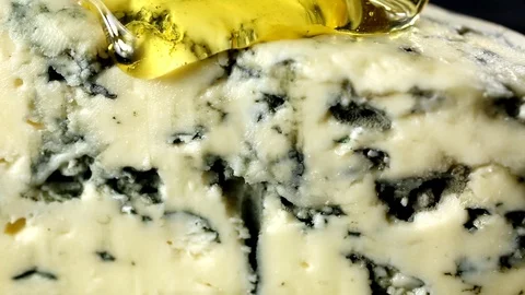 Close-up honey flows through blue cheese view Video stock 104974670