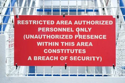 Close-Up Horizontal Frame of a Red Restricted Area Authorized Personnel Only War Stockfoto's