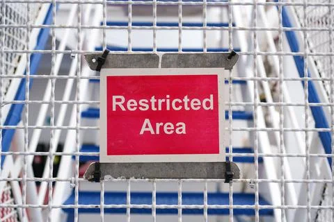 Close-Up Horizontal Frame of a Red Restricted Area Sign Attached to a White Nett Stockfoto's