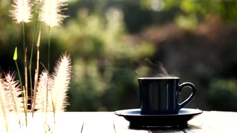 Close up hot coffee cup or tea with steaming smoke. Vídeo Stock 152494944