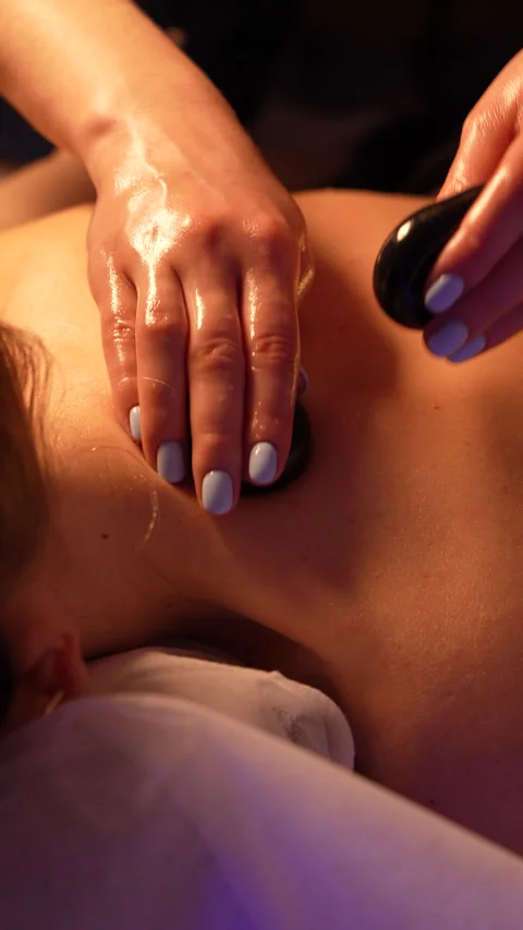 Close-up of Hot Stone Massage on Upper Back and Shoulders in Professional Spa Vídeos de archivo 333104364