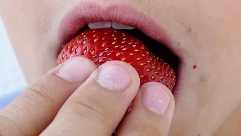 Close-up of a human eating strawberry 動画素材 89172689