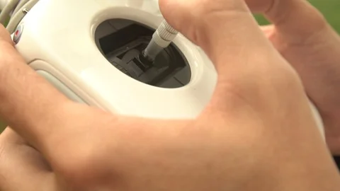 Close-up of a human hand. White remote control quadrocopter. Flight control. Vídeos de archivo 90400076