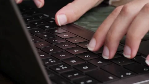 Close-up of human hands typing on laptop keyboard at home Man programmer writes Vídeos de archivo 334586505