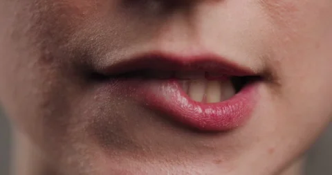 Close-up of a human mouth, highlighting the lips and skin texture in detail Vidéo 341524247