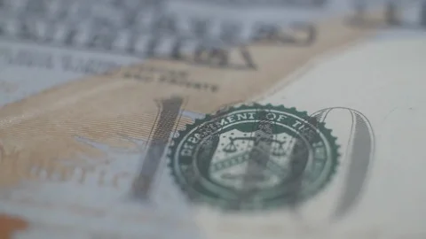 Close up hundred dollar bills float past the screen Vidéo 90964085