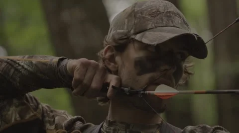Close up of Hunter in Tree Stand shooting a Bow. Stock-Footage 53644733