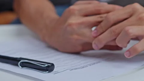 Close-up of husband hand slowly removing wedding ring and placing on divorce Vidéo 331492467