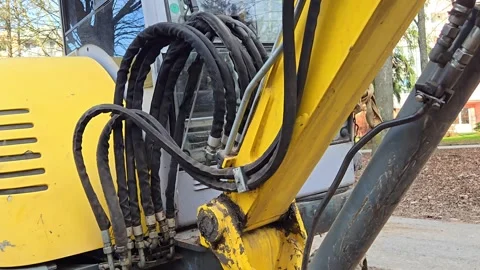 Close-up of hydraulic system and hoses of heavy excavator. 库存影片 332176296