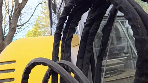 Close-up of hydraulic system and hoses of heavy excavator. 库存影片 332192671