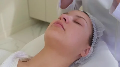 Close-up hydro peeling procedure for beautiful woman in cosmetology clinic. Vídeos de archivo 250083370
