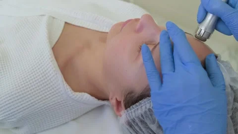 Close-up hydro peeling procedure for beautiful woman in cosmetology clinic. Stock Footage 250083444