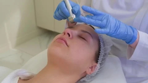 Close-up hydro peeling procedure for beautiful woman in cosmetology clinic. Stock-Footage 252668967
