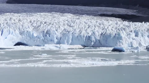 Close-up of the ice surface of the Perito Moreno Glacier and pieces of calved ic Vídeo Stock 334484091