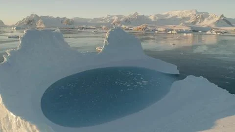 Close-up iceberg pool. Top down view. Aerial shot. Foto stock