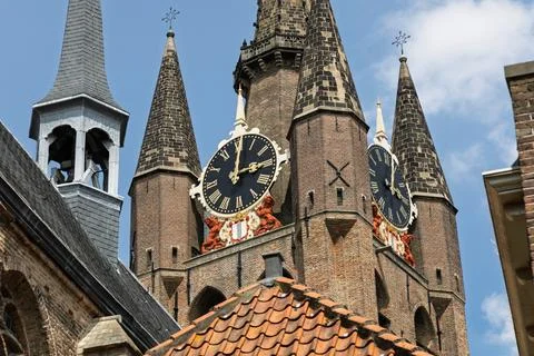 Close-up of the iconic Oude Kerk (Old Church) in Delft, Netherlands, showcasi Foto stock