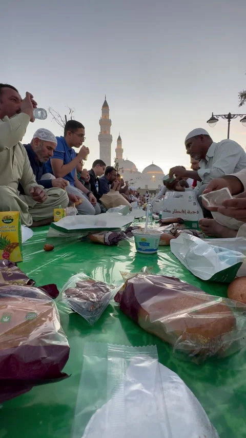 Close-up Iftar - Sharing Food and Community at Sunset in Medina Vídeo Stock 321433712