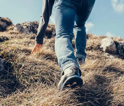 Close up imade climber legs make a last steps before peak Foto stock