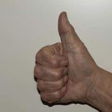 Close-up image of an aged hand giving a thumbs up, showing detailed skin te.. Foto stock