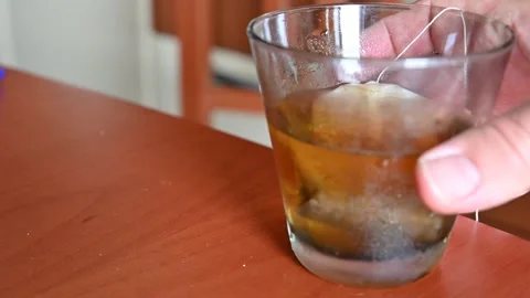 Close-up image of a cold herbal tea: the glass is covered with condensation. The Vidéo 136368403