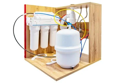 Close-up image of a compact, modular water filter assembly on a wooden platfo Foto stock