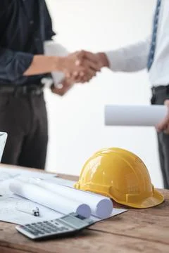Close-up image of an engineer shaking hands with his coworker during the meeting Foto stock