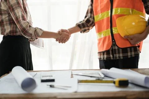 Close-up image of an engineer shaking hands with his coworker during the meeting Foto stock