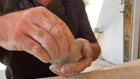 Close-up image of a hand shaping clay in a pottery class Vidéo 278427669