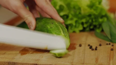 Close Image With Man Hands In Kitchen Cutting Flavored Cucumber in Fresh Slices Vídeo Stock 126631648