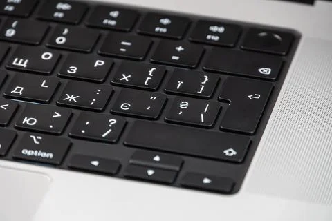 Close-up image of a sharp, high-resolution laptop keyboard with English let.. Foto stock