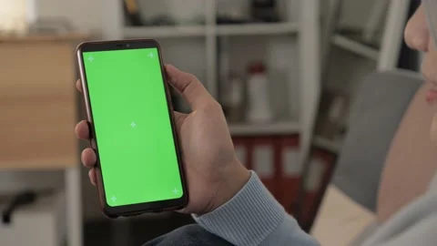 Close up image of smart phone mockup, woman holding phone with green screen Vídeo Stock 144418257