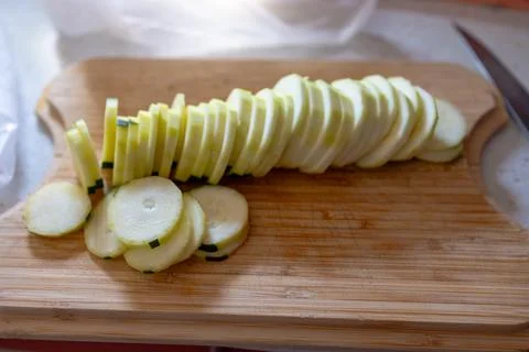 A close-up image of thinly sliced pale green squash Foto stock