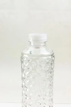 Close-up image of the top of a plastic bottle filled with water and its lid.. Foto stock