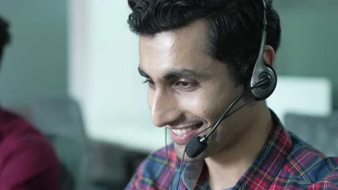 Close Up of  Indian Technical Customer Support Specialist Talking on a Headset. Vídeo Stock 170125512