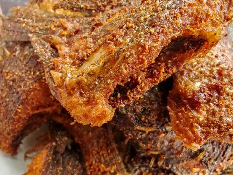 Close Up of Indonesian Deep Fried Crispy Fish with Traditional Spicy Seasoning Foto stock